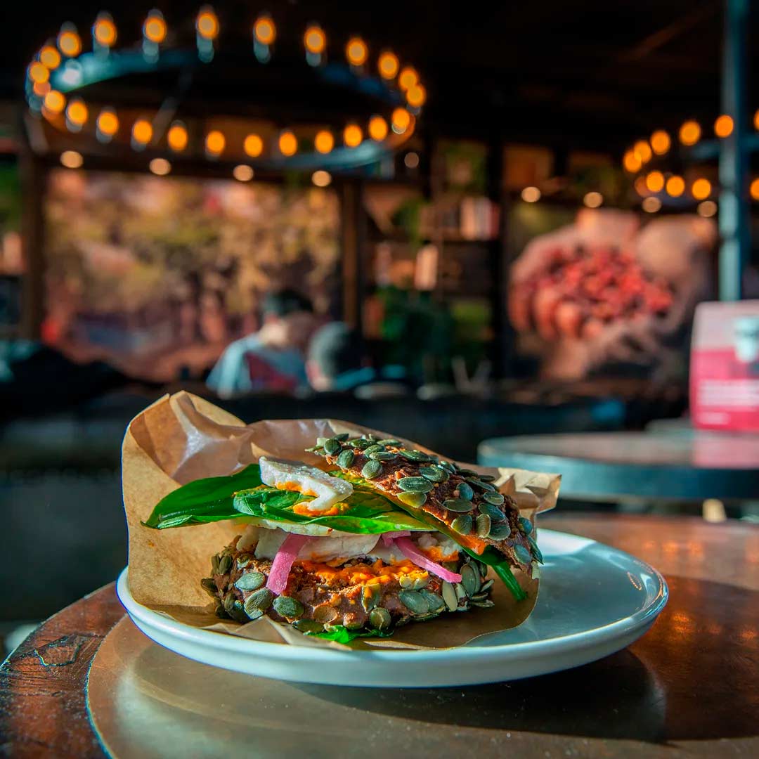 Hos Espresso House kan du bestille lækre sandwiches, bagels og salater når sulten melder sig. 